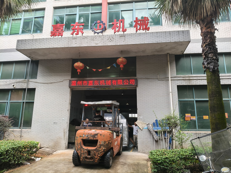 万搏官方网站定制铝箔压纹分切一体机